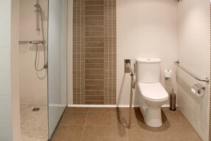 Shower, free toiletries, hair dryer, towels - Basic Confort 2 (San Sebastián)