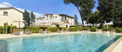 3 outdoor pools, pool umbrellas, sun loungers