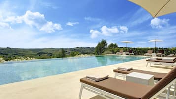 3 piscines extérieures, parasols de plage, chaises longues