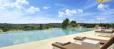 3 piscine all'aperto, ombrelloni da piscina, lettini