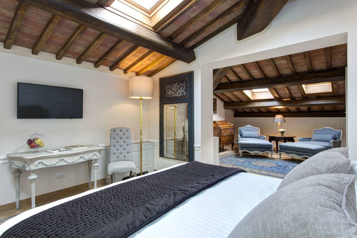 Junior Suite | Egyptian cotton sheets, premium bedding, down comforters, in-room safe