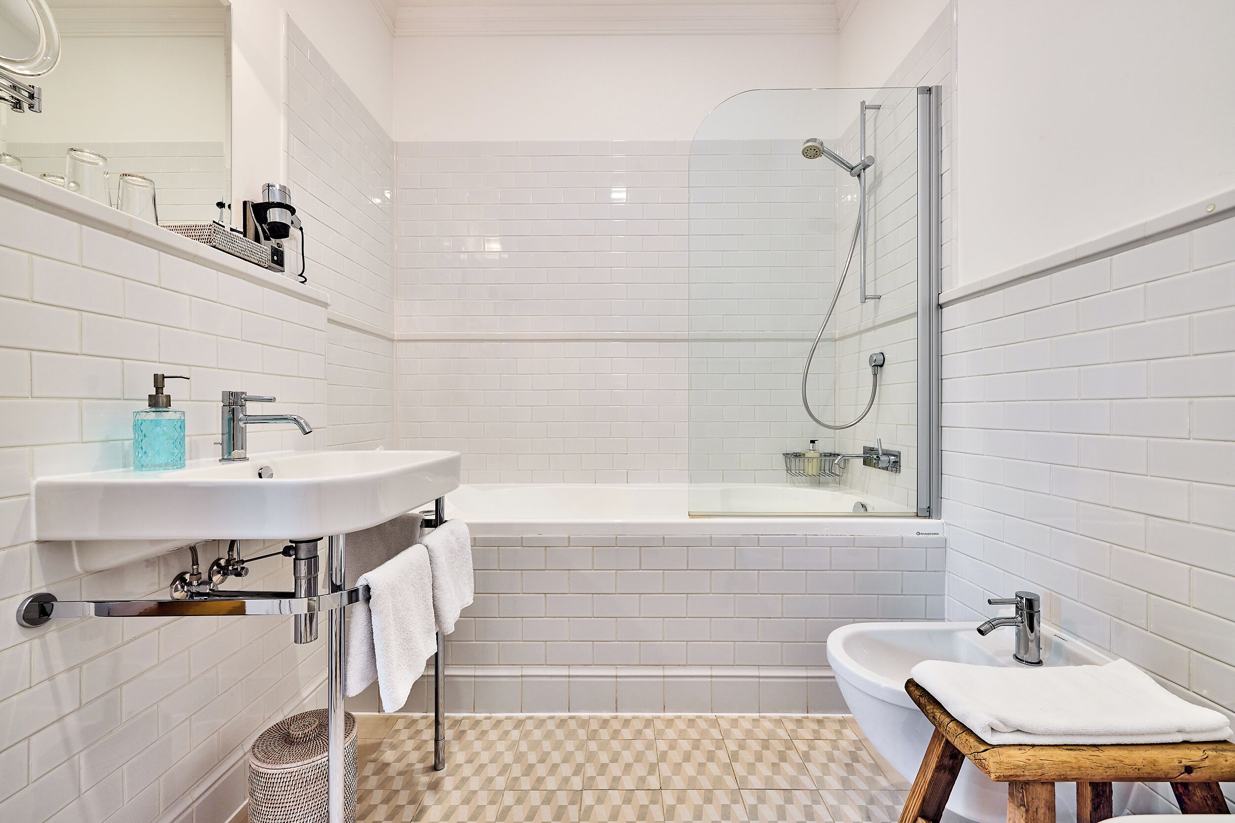 deluxe quadruple room, 1 bedroom, jetted tub | bathroom | shower, free toiletries, hair dryer, towels