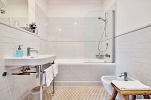 Deluxe Quadruple Room, 1 Bedroom, Jetted Tub | Bathroom | Shower, free toiletries, hair dryer, towels - Hotel Hollenstedter Hof (Hollenstedt)