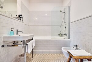 Quarto quádruplo luxo, 1 quarto, banheira de hidromassagem | Banheiro | Chuveiro, produtos de toalete grátis, secador de cabelo 