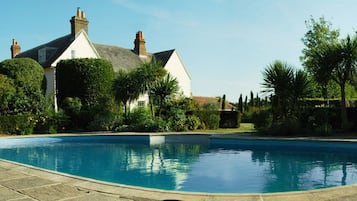 Piscine extérieure (ouverte en saison)