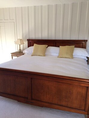 Premium bedding, desk, free cots/infant beds, free WiFi