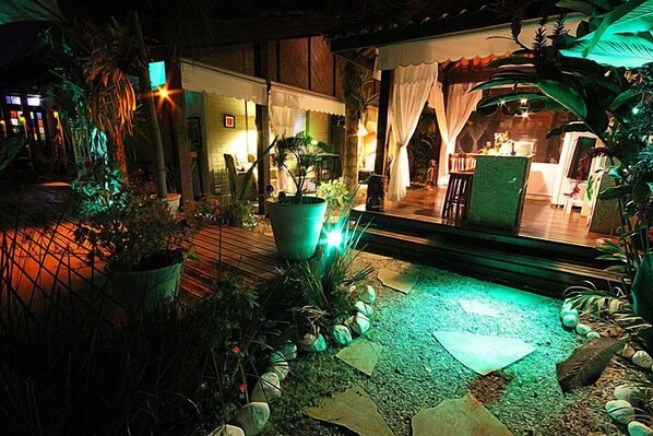 Una piscina al aire libre, sillones reclinables de piscina