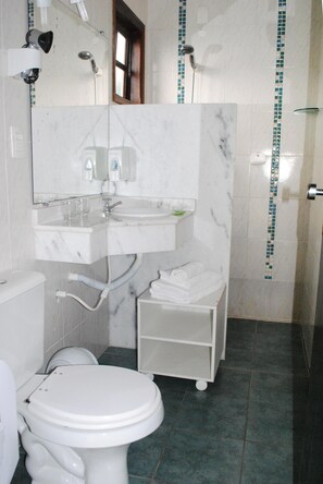 Bathroom | Shower, free toiletries - Pousada Solar das Margaridas (Paraty)