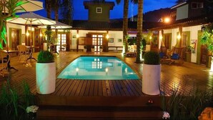 Outdoor pool, sun loungers - Pousada Solar das Margaridas (Paraty)