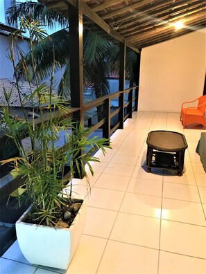 Triplo standard com varanda | Minibar, bàn ủi/dụng cụ ủi quần áo 