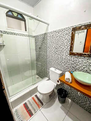Quarto familia 5 pessoas | Bathroom | Shower, free toiletries, towels - Pousada Chê Búzios (Búzios)