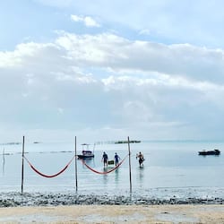Am Strand, Liegestühle, Sonnenschirme, Strandtücher