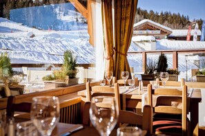 Se sirven desayunos, almuerzos y cenas; cocina internacional