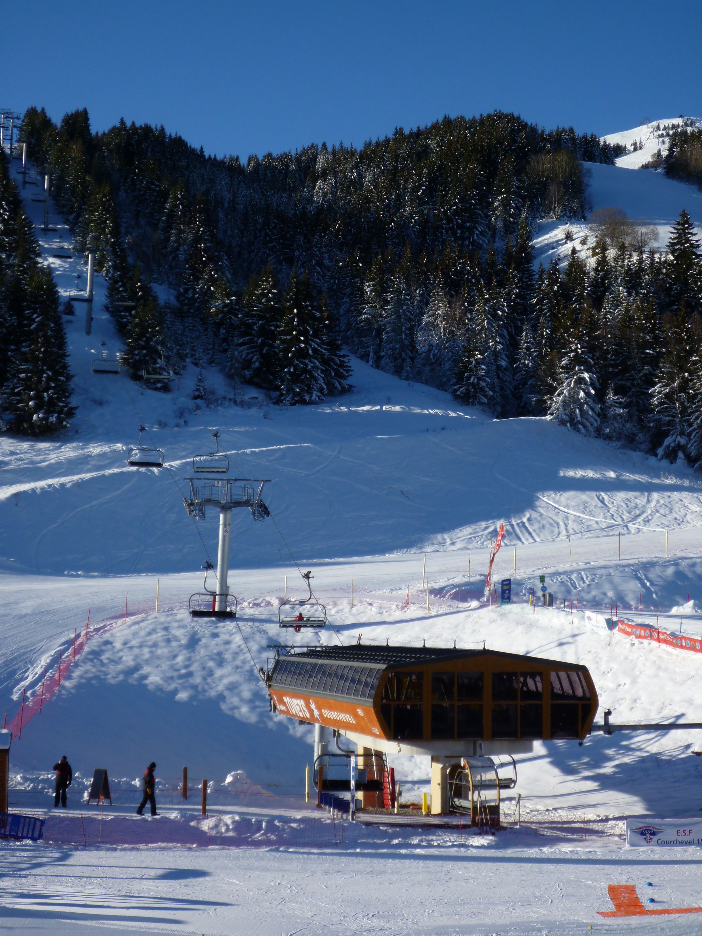 Un télésiège et un bâtiment sur lequel on peut lire l’inscription « Courchevel 1 ».
