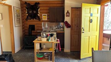 Room, Private Bathroom | Private kitchen | Fridge, microwave, stovetop, coffee/tea maker