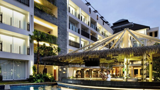 Kolam renang outdoor, dengan cabana gratis dan payung kolam renang