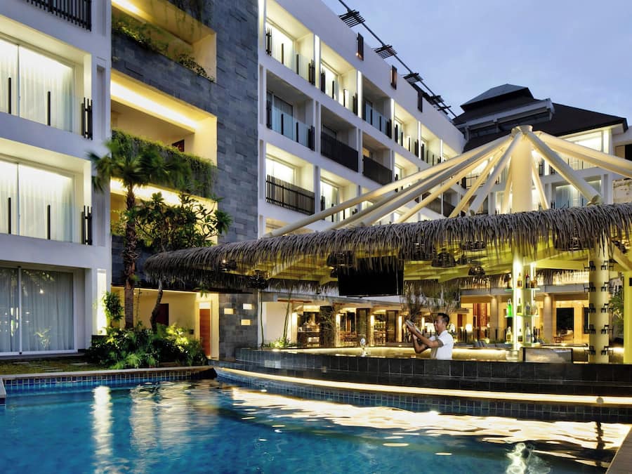 Utomhuspool, öppet 08.00 till 20.00, gratis cabanor och parasoller