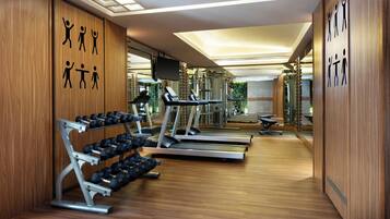 Ein modernes Fitnessstudio mit Laufbändern, Kurzhanteln und Trainingsgeräten.