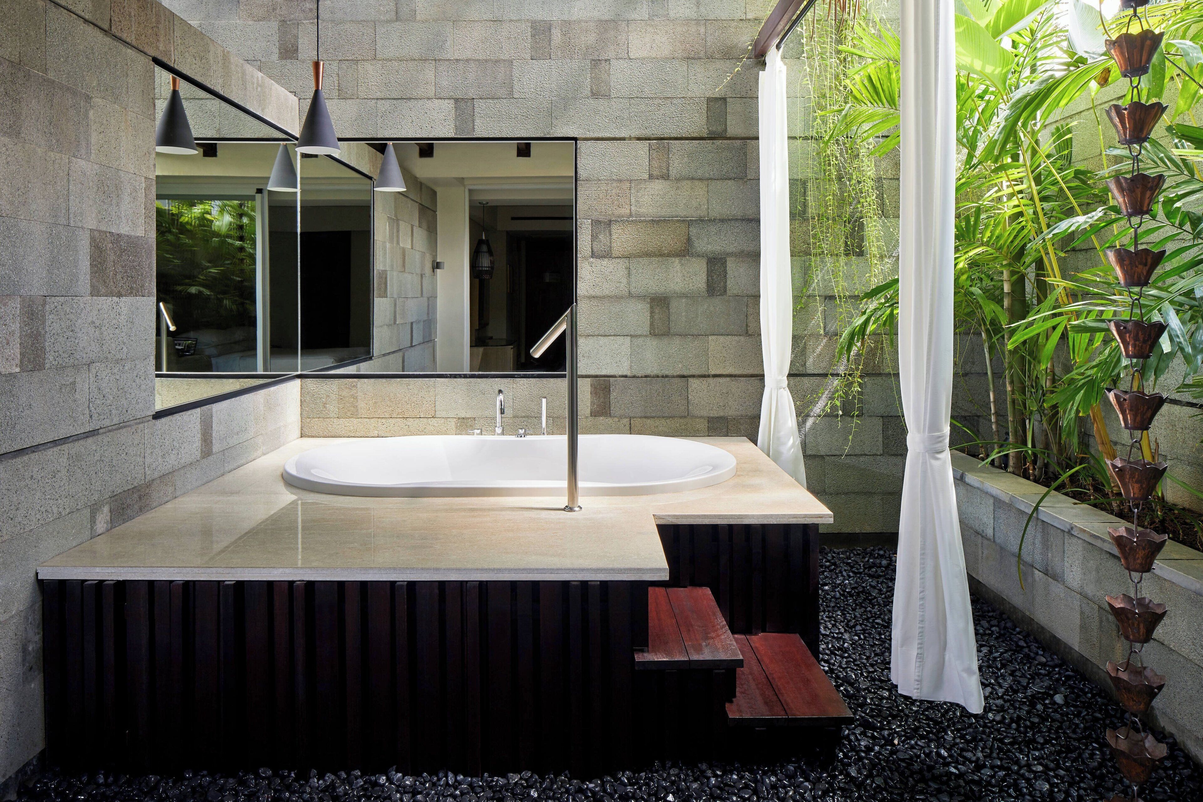 Brankas, meja kerja, ruang kerja ramah laptop, dan tirai kedap cahaya