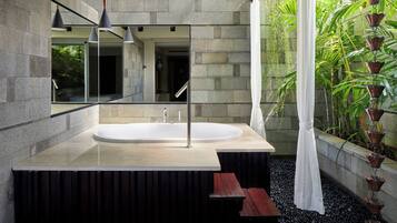 Caja de seguridad en la habitación y escritorio