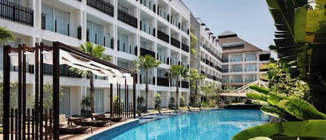 Outdoor pool, open 8:00 AM to 8:00 PM, free pool cabanas, pool umbrellas