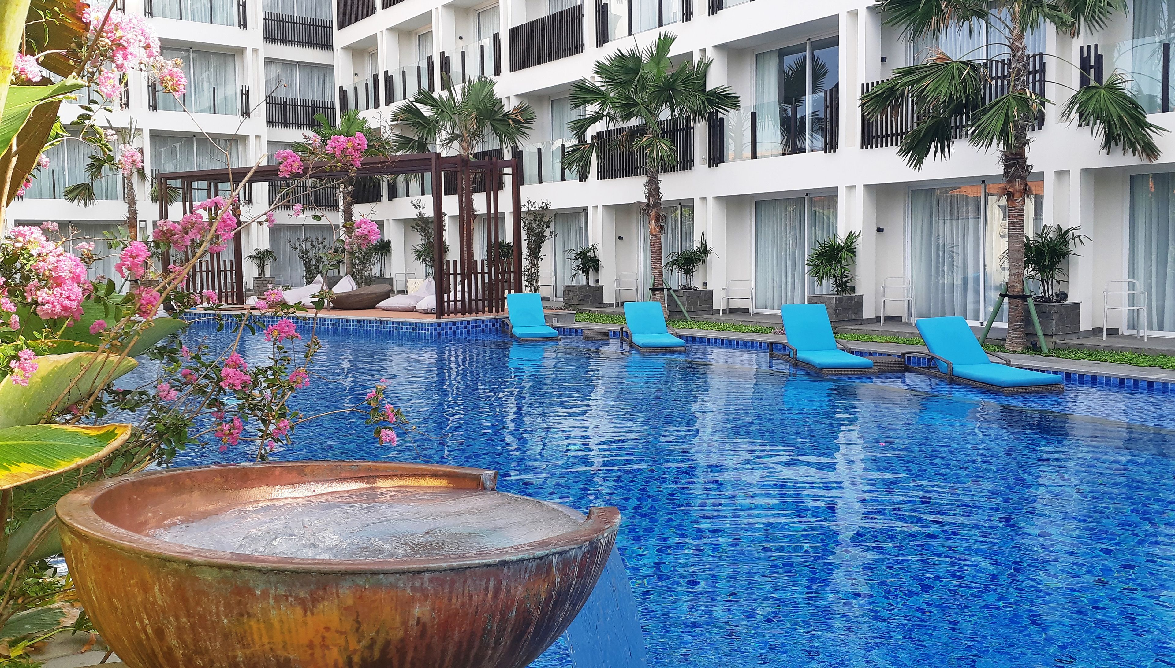 outdoor pool, open 8:00 am to 8:00 pm, free pool cabanas, pool umbrellas