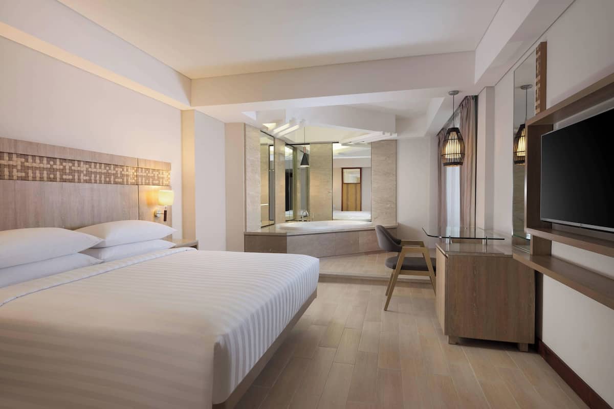 Junior Suite, 1 Bedroom, Non Smoking, Pool View (Corner)