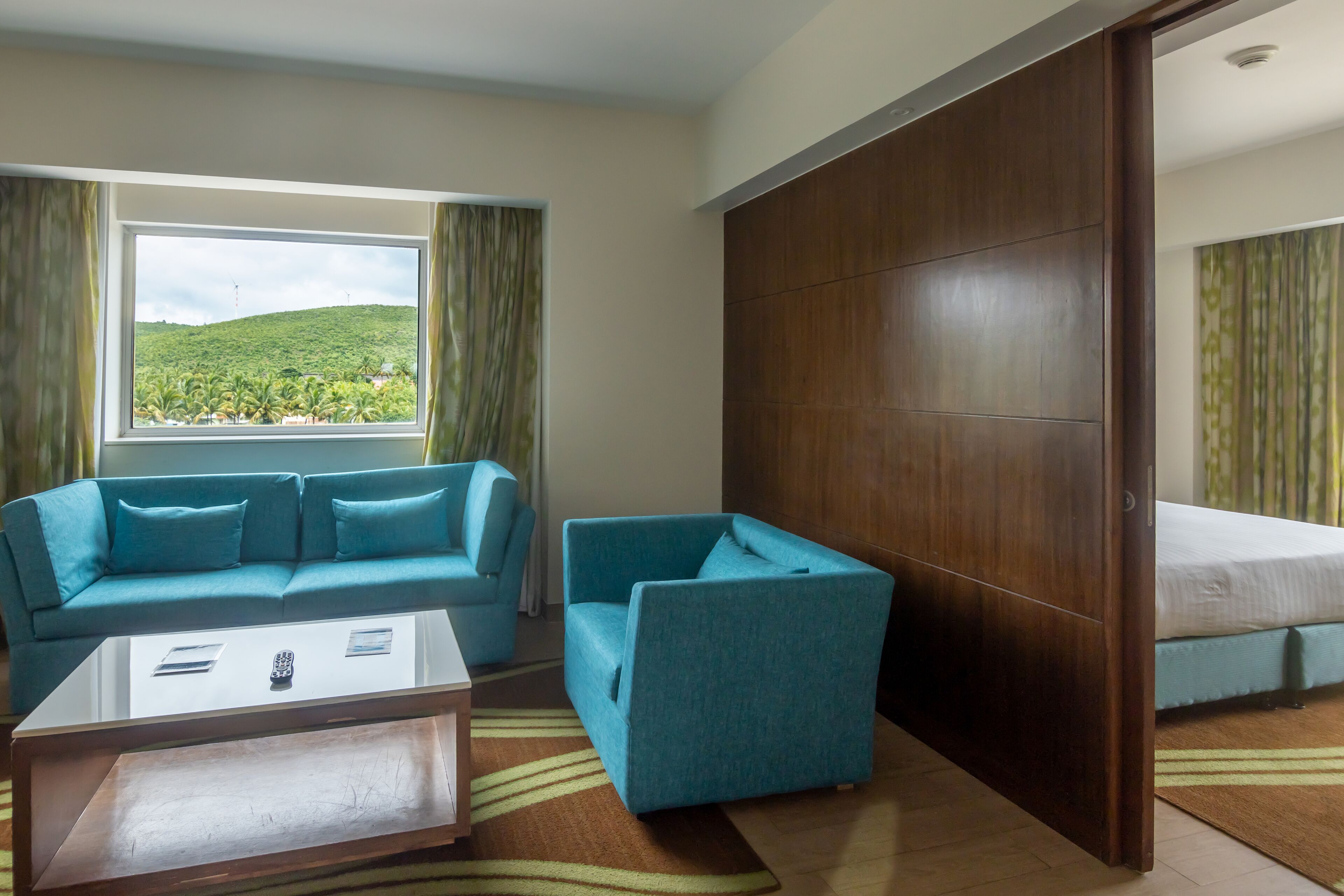 suite, 1 queen bed, non smoking, mountain view | living area | 32-inch led tv with digital channels, tv