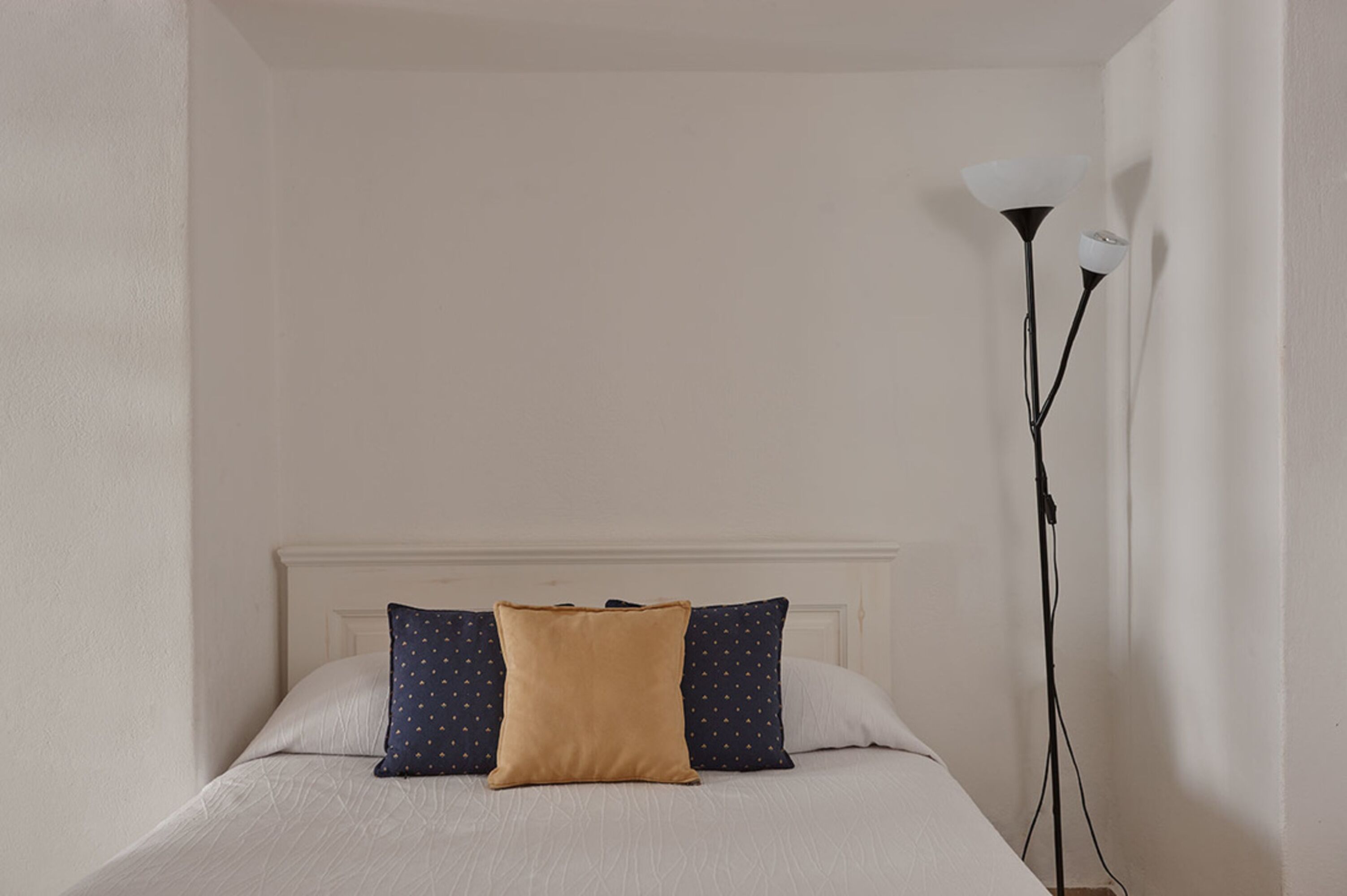 traditional house | premium bedding, iron/ironing board, free wifi