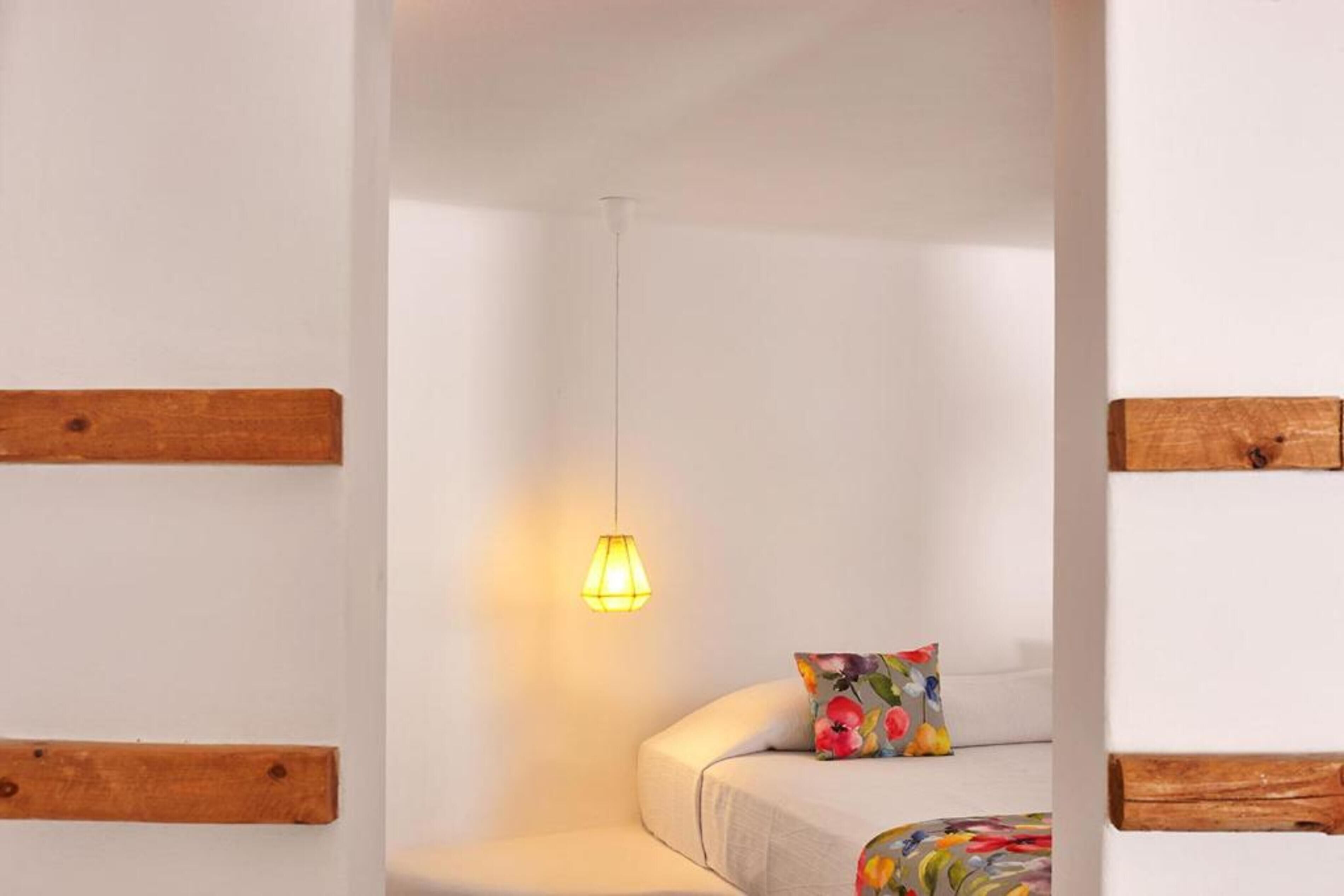 suite (canava) | premium bedding, iron/ironing board, free wifi