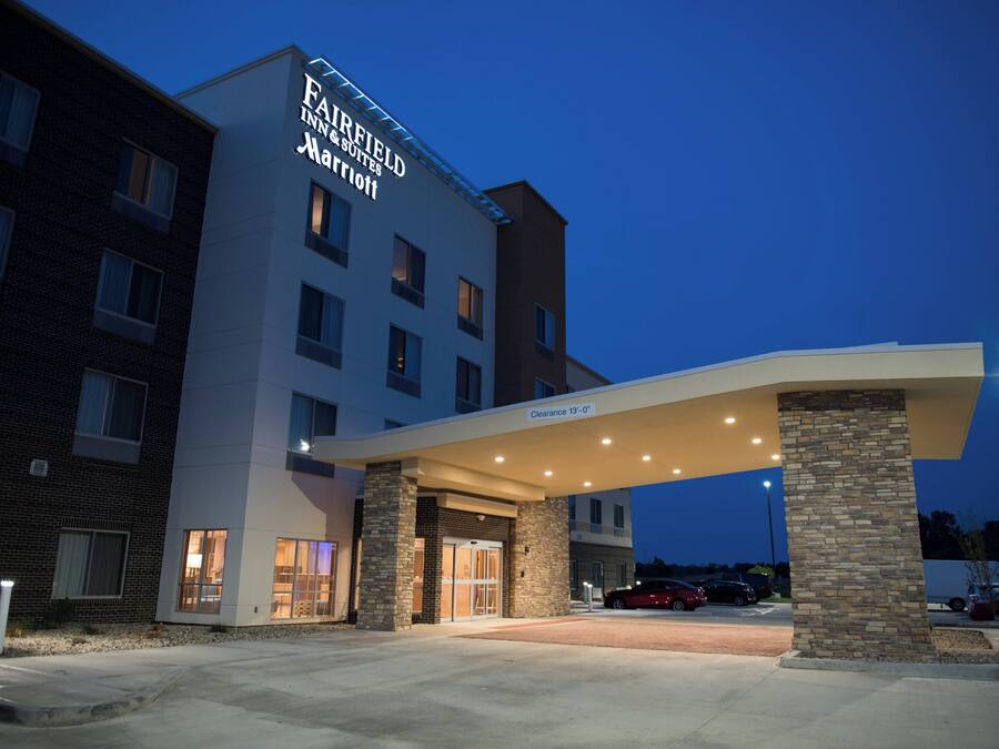 A Fairfield Inn & Suites Marriott hotel with a clear entrance and a stone pillar.