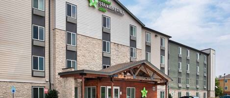 A multi-story hotel with a sign for Extended Stay America Suites.