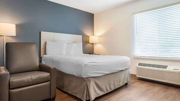 Desk, laptop workspace, iron/ironing board, free WiFi