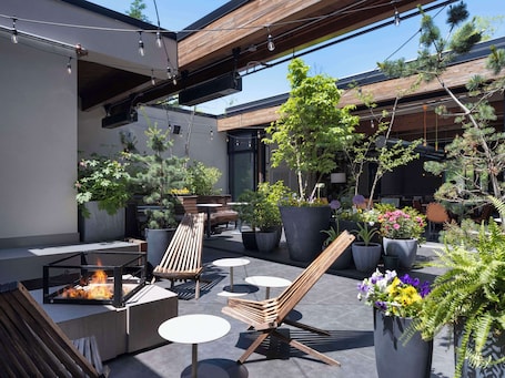 Courtyard. Freepoint Hotel Cambridge, Tapestry Collection by Hilton