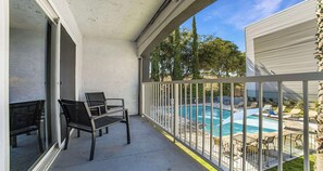 Standardzimmer, 1 King-Bett, Balkon, Poolblick | Blick auf den Garten