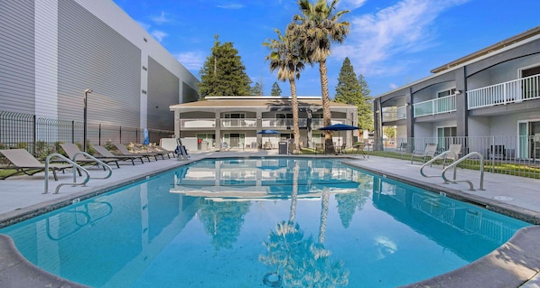 Outdoor pool - SureStay Plus Hotel by Best Western Sacramento North (Sacramento)