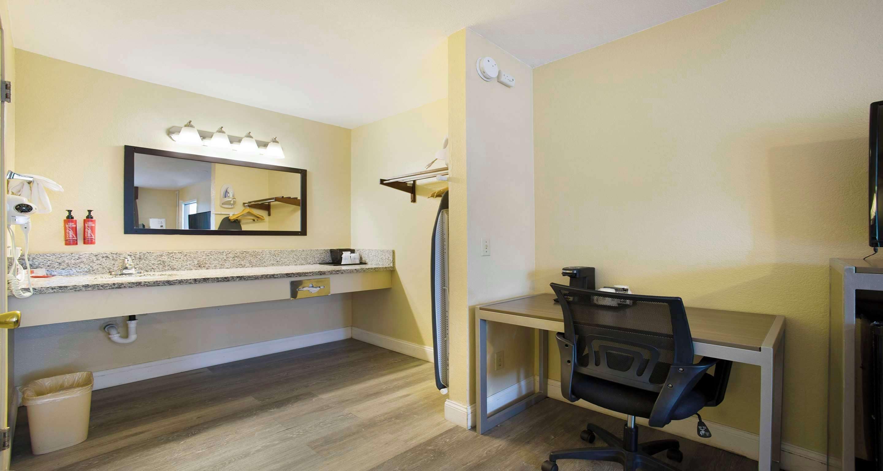 Habitación estándar, 1 cama King size, balcón, vista al jardín | Tabla de planchar con plancha, wifi gratis y ropa de cama 