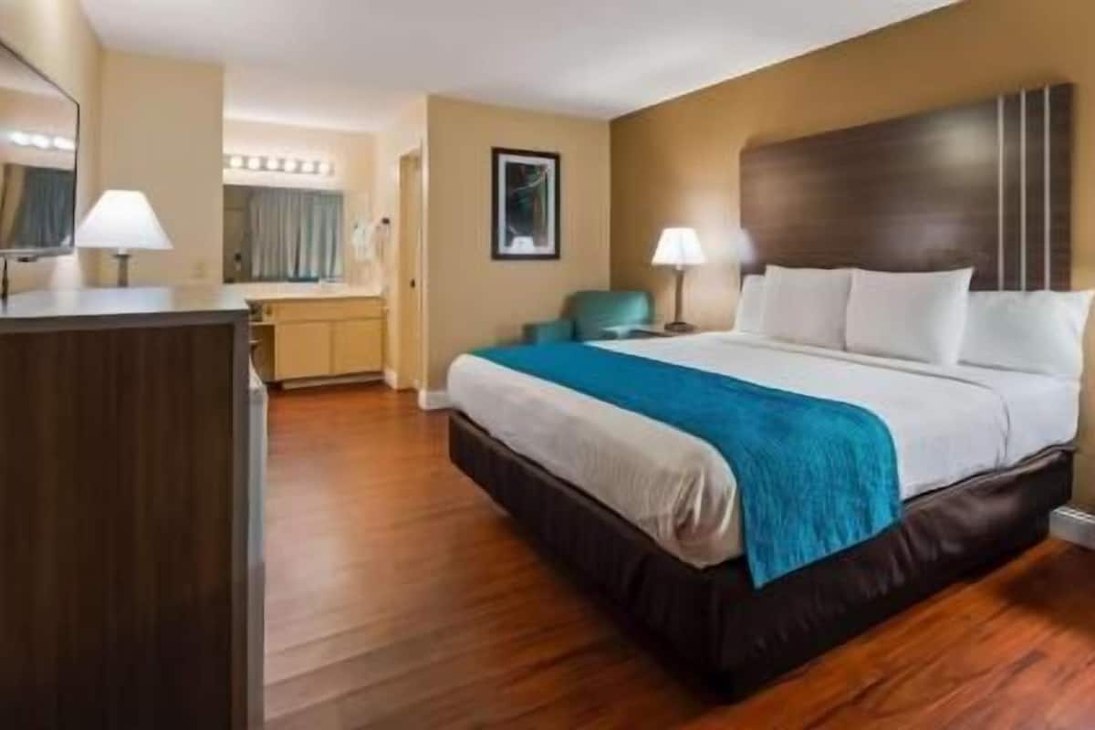 Iron/ironing board, free WiFi, bed sheets