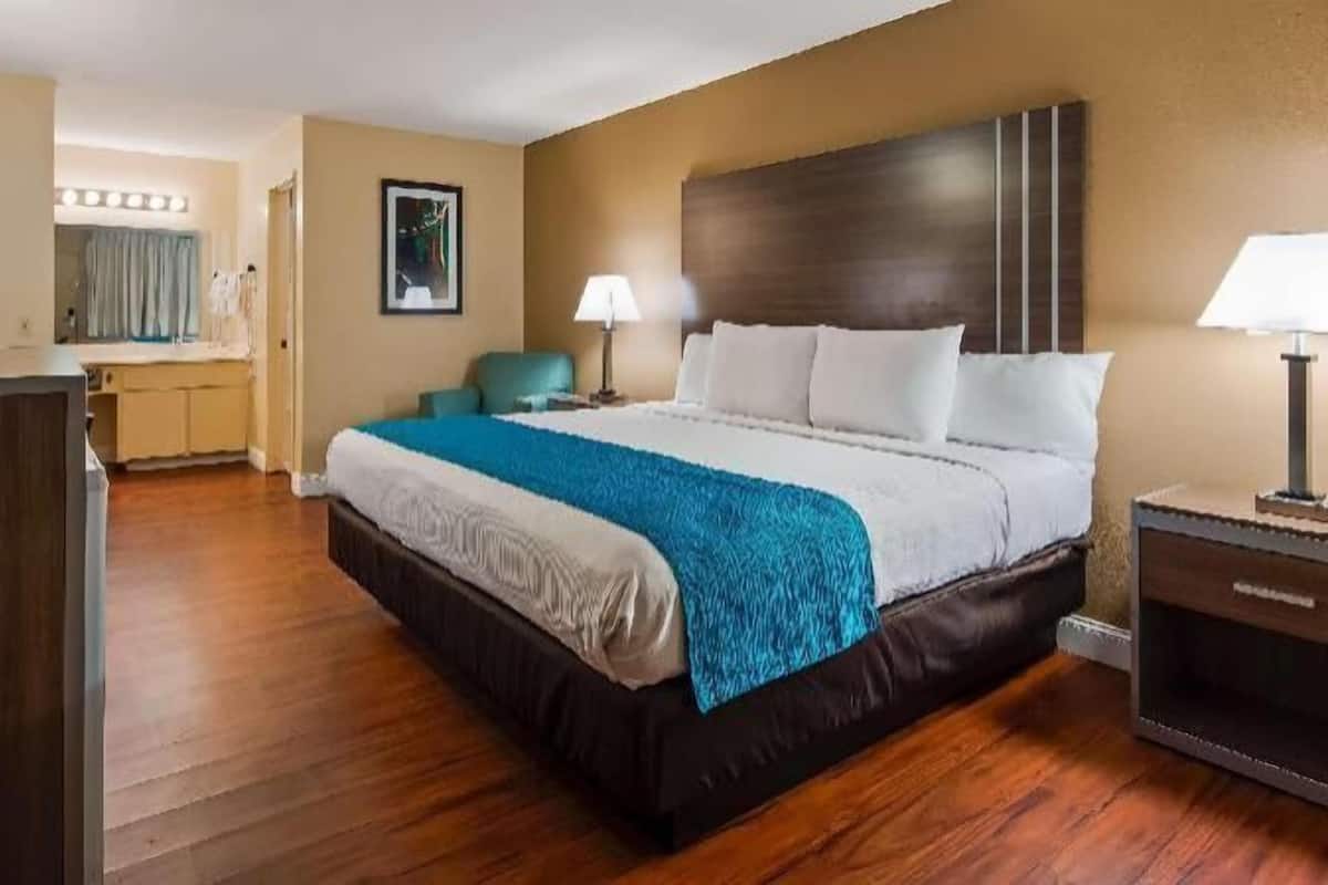 Iron/ironing board, free WiFi, bed sheets