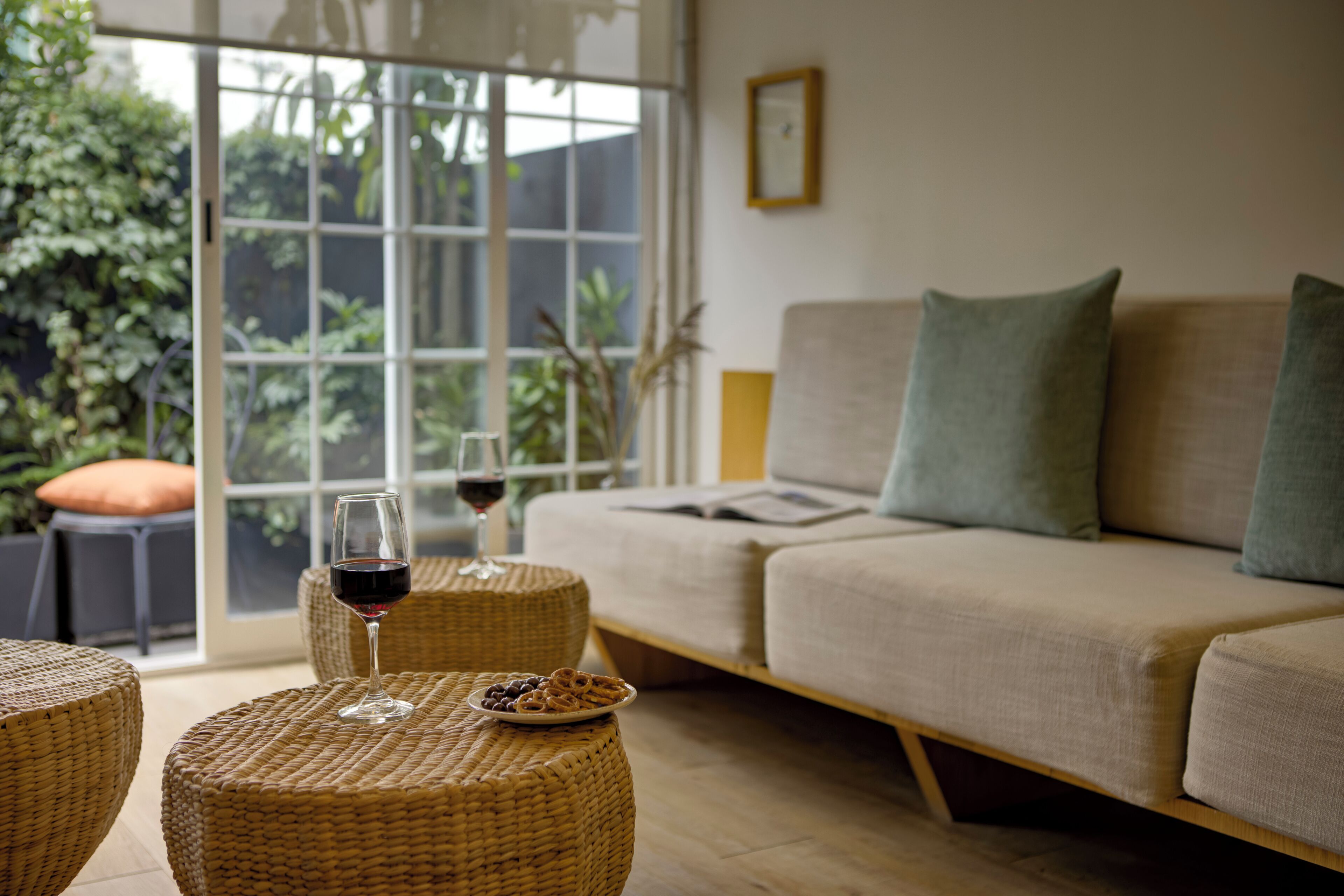 Suite Superior con balcon | 客廳 | 40 吋平面電視連有線電視頻道、電視