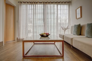 Suite Junior | Living area | 40-inch flat-screen TV with cable channels, TV - Reforma Guest House (Mexico City)