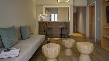 Suite Superior con balcon | Zona de estar | Televisión de pantalla plana de 40 pulgadas con canales por cable