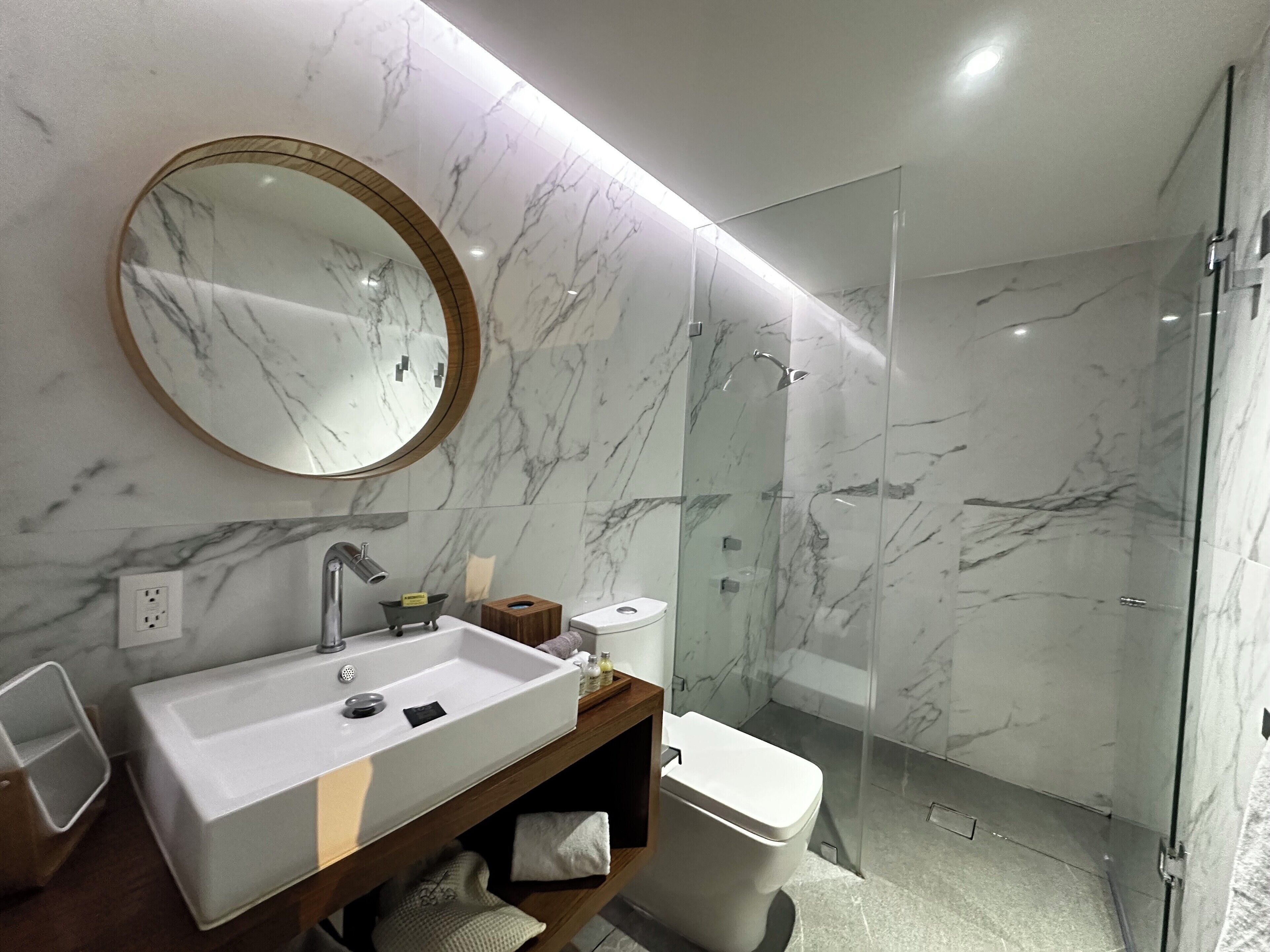 standard room | bathroom | shower, rainfall showerhead, free toiletries, hair dryer