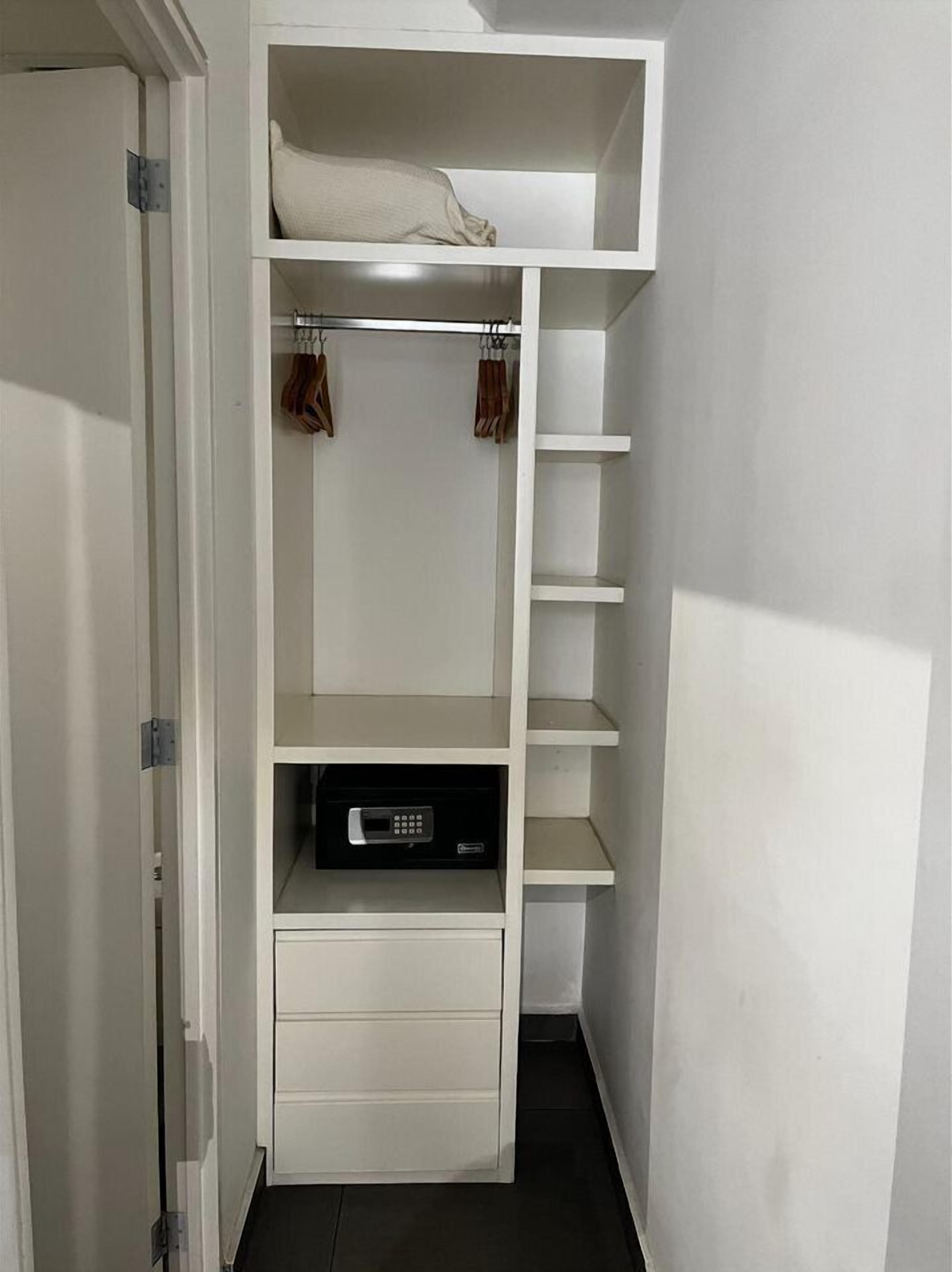 suite junior con terraza privada | wardrobe