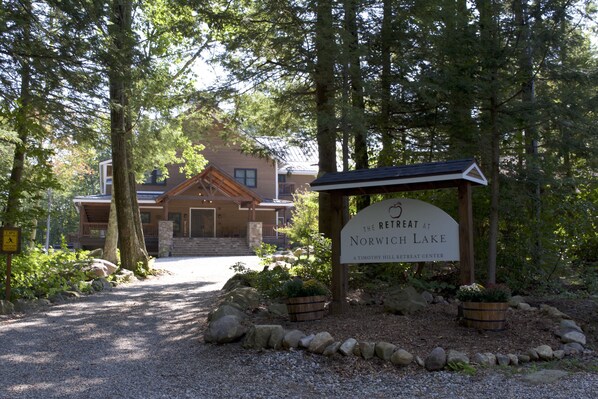 Front of property - The Retreat at Norwich Lake (Huntington)