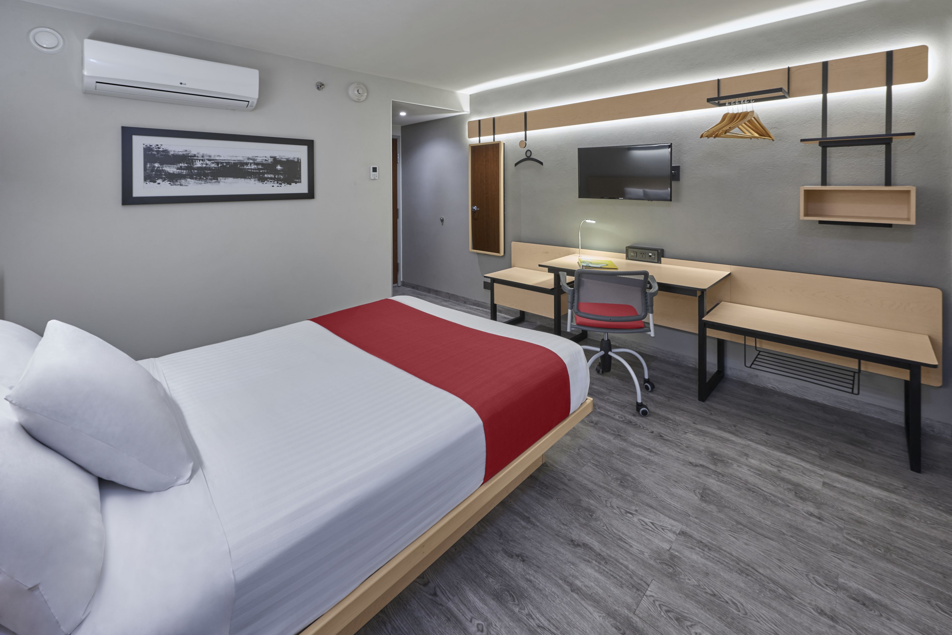 standard room, 1 queen bed | premium bedding, in-room safe, desk, iron/ironing board