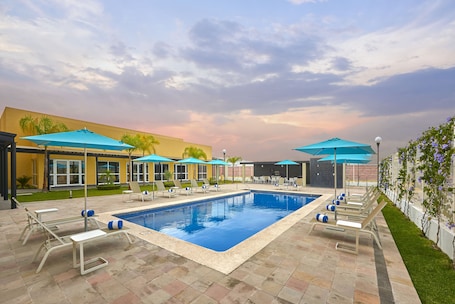 Outdoor pool. Hotel Best Place Express