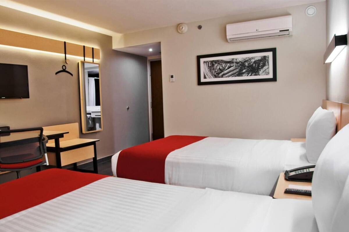 Premium bedding, in-room safe, desk, iron/ironing board