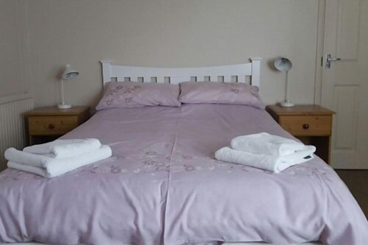 Kahden hengen comfort-huone, kylpyhuone makuuhuoneen yhteydessä (Room 5)