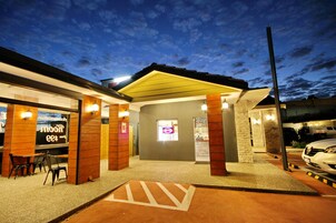 Fachada del alojamiento - Noche